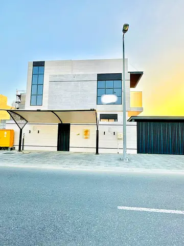Villa for rent in Al Hooshi area, Sharjah. It consists of 4 master bedrooms, a living room, a majlis (formal sitting room), a maid's room, and a kitchen. Annual rent is AED 183,000 (negotiable).