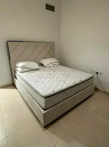 Box spring bed kingsize in the guest room is completely unused, incl high quality mattress.