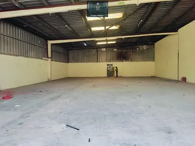 3600 sqft insulated warehouse with high celling in Umm Ramool