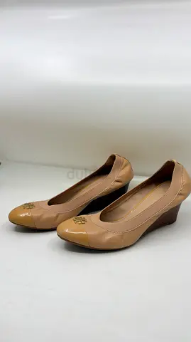 Tory Burch Two Tone Patent and Leather Caroline Scrunch Wedge Pumps – Size 8.5