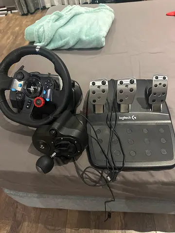 Logitech G920 Racing Wheel with Pedals and shifter