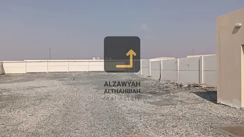 أراضي مسورة تصلح كمستودعات و مخازن و ورش عمل بمساحات تبدأ من 11500 قدم للايجار