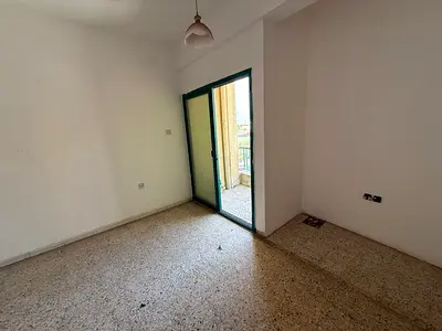 للايجار السنوى بالشارقة /غرفة/صالة واسعه// حمام/مطبخ/غاز مركزى/بلكونة باطلالة بحرية مفتوحة /تكيف مركزى /ع الكورنيش