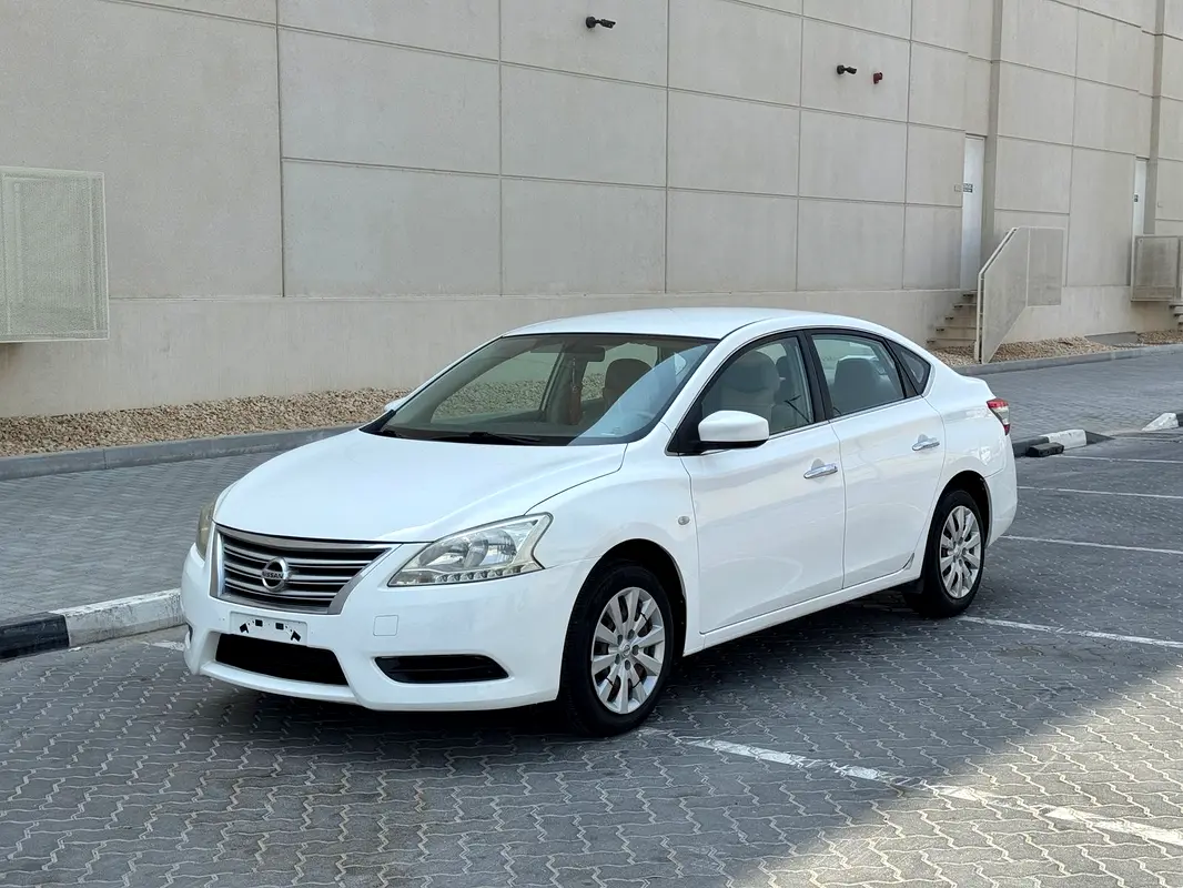 Nissan Sentra 2019 — photo 1 of 11