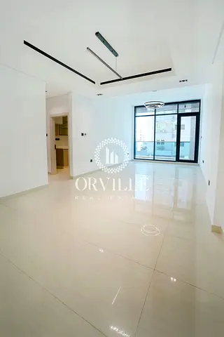 شقة واسعة بثلاث غرف نوم + غرفة للخادمة مع شرفة | مجمع سكني عائلي متميز