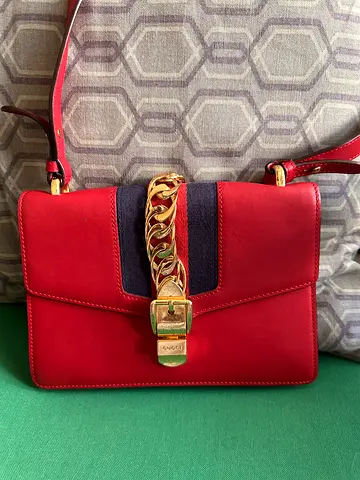 GUCCI Authentic Gucci Sylvie Leather Shoulder Bag – Hibiscus Red