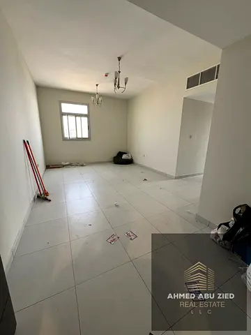 أرخص شقة غرفتين وصالة للإيجار السنوي في عجمان الجرف 3 بتشطيبات حديثة وتكييف مركزي، موقع مميز قرب مخرج محمد بن زايد والسوق الصيني، بسعر 37 ألف فقط