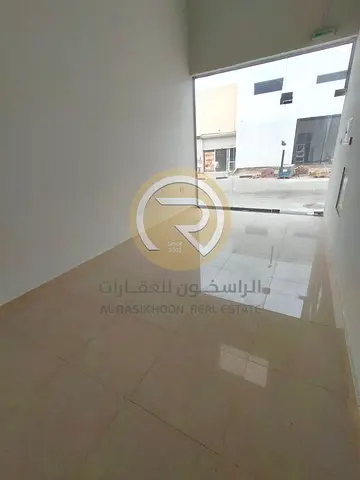 فرصة محل تجاري للإيجار في منطقة نشطة