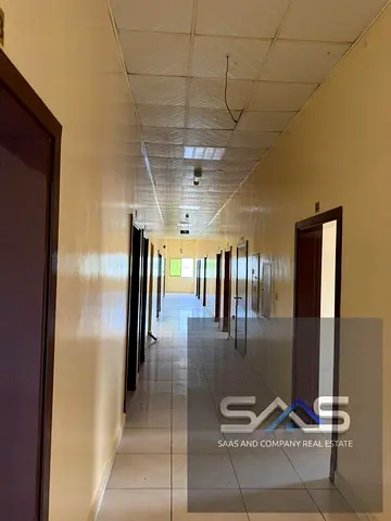 سكن عمال للإيجار – 140 غرفة – 6 أشخاص للغرفة – شامل الماء والكهرباء