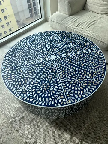 Coffee table bone in lay - like new