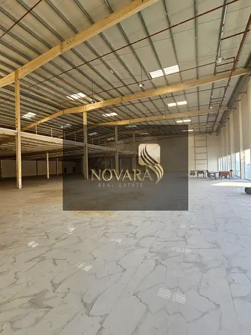 معرض مميز بالجرف الصناعية 3 على شارع رئيسي، مساحة 31,000 قدم مع ميزانين، كهرباء 100 كيلو وات، موقع قوي بسعر 1.5 مليون درهم سنوياً.