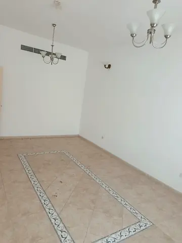 ✨ فرصة مميزة للسكن في واحدة من أفضل مناطق الشارقة، شقة واسعة بموقع استراتيجي قريب من جميع الخدمات والمرافق.  تفاصيل الشقة  🏡 غرفتان وصالة بمساحة ممتا