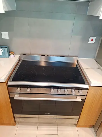 Siemens last model cooker full electrice digital with fan 90/60 cm.