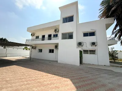 Villa with 6 rooms and a living room / 8 bathrooms / Spacious garden / Maid's room / 2 floors / 8 parking spaces