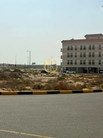 للبيع ارض تجاريه G+4 سكني تجاري محلات زاويه تملك حر لجميع الجنسيات موقع ممتاز بجوار المول والمدرسه