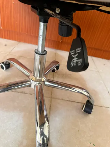 Office Chair with stanlesteel base Adjustable Height in Al Ain