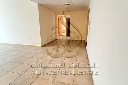 🏡 شقة غرفتين وصالة للإيجار السنوي في المجاز 2 – الشارقة | تكييف علي المالك  | باركن وجيم ومسبح