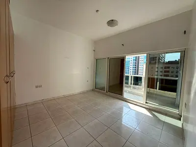 بلكونة باطلالة مفتوحة مع تكييف مجانا وخزائن بالحائط موزع بين الغرف مساحات كبيرة قريبة من كورنيش المجاز