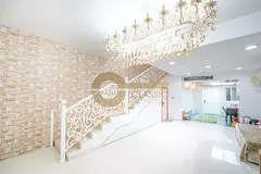 FULLY RENOVATED I SPACIOUS LAYOUT I PRIVATE GARDEN