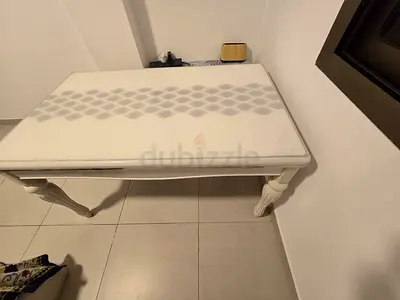 Elegant White Dining Table in very good condition