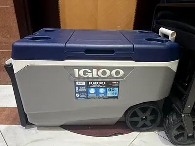 Igloo Cooler with Wheels