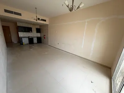 استوديو مميز للإيجار السنوي في منطقة الروضة 2، يتميز بموقع حيوي قريب من جميع الخدمات مثل الأسواق والمطاعم والمواصلات، مع سهولة الوصول إلى الطرق الرئيس