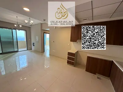 النوع: غرفتين وصالة واسعة. المطبخ: نظام أمريكي عصري. الحمامات: 2 حمام بتشطيب راقٍ. الإطلالة: 2 بلكونة بتهوية ممتازة