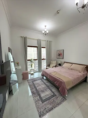 !!Like STODIO ! 2 ladies only . Available FREE parking.opposite of Mall.2 BATHROOMS.