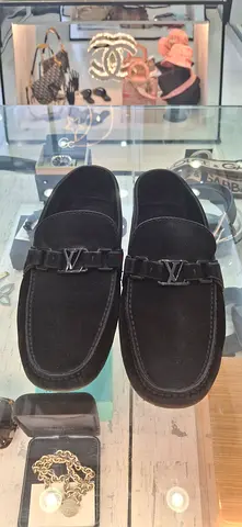 This refined interpretation of the Hockenheim mocassin comes in grained calf leather with a contrast