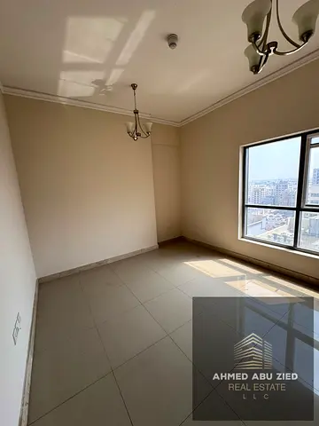 ٣ غرف وصاله مع بلكون  ثاني ساكن مع غرفة خادمة وغرفة غسيل مع ٥ حمام مع باركن مجاني مع شهر مجاني الغاز مركزي في النعيمية ١ مساحات شاسعة