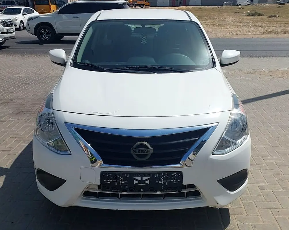 Nissan Versa 2018 — photo 1 of 5