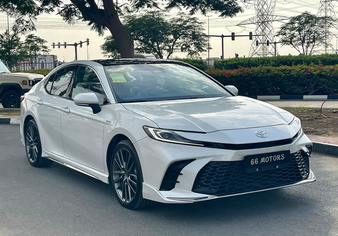 Toyota Camry 2024 — photo 1 of 16