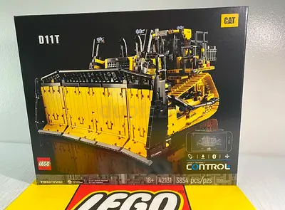 Retired LEGO Technic 42131 CAT D11T Bulldozer Set