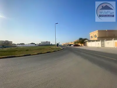 للبيع قطعة ارض سكنية في امارة الشارقة ضاحية واسط منطقة الياش موقع الارض مميز زاوية علي شارعين وقريب الشارع العام