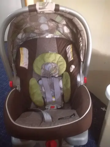 Throw away price...99 only.... Graco click connect snugRide 35 baby car seat with base