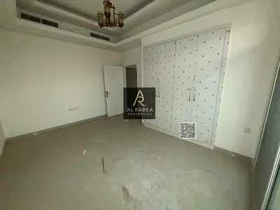 ثلاث غرف وصاله وبلكونه وثلاثه حمام وخزائن في الحائط اطلاله مفتوحه