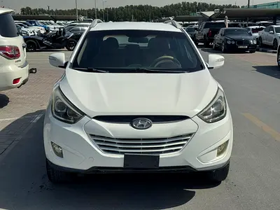 Hyundai tucson 2015 white color GCC dalen car
