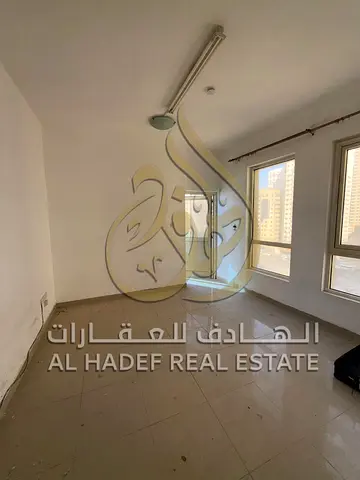 🏡 شقة 3 غرف وصالة للإيجار بعقد عزاب في الخان – الشارقة  عنوان عربي (SEO Friendly): للإيجار في الخان – شقة 3 غرف وصالة بعقد عزاب مع 2 موقف سيارات في م