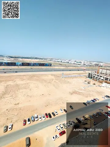 ثلاث غرف وصاله مع ٢ بلكونة اطلاله مفتوحة  مع غرفة خادمه مع ٤ حمام غرفتين منهم ماستر تكيف مركزي مساحه واسعه مباشره علي طريق محمد بن زايد