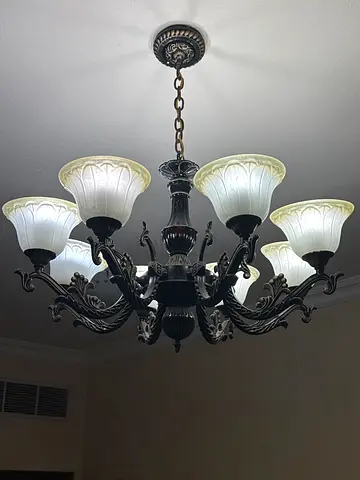 multi arm chandelier, classic ceiling chandelier in perfect conditon.