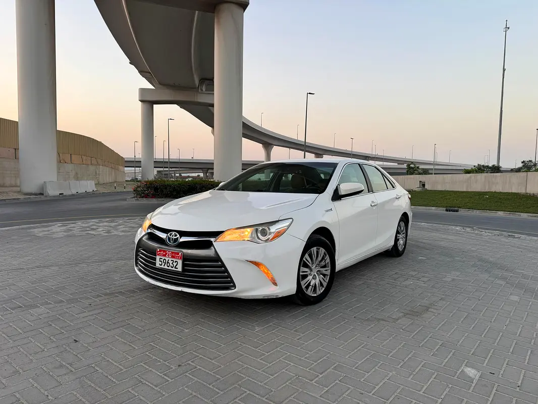 Toyota Camry 2017 — photo 1 of 14