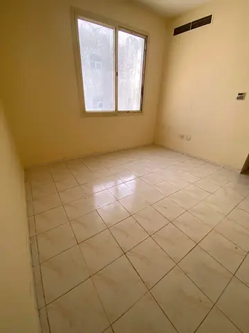 للإيجار في الشارقة منطقة النباعة شقة غرفة وصالة مناسبة للعائلات في موقع مميز قريب من جميع الخدمات السعر 25000 درهم سنويا الدفع 6 دفعات التأمين 1000 در