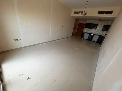 استوديو الروضة موقع متميز قريب من جميع الخدمات سهل المخرج لطريق دبي والشارقة