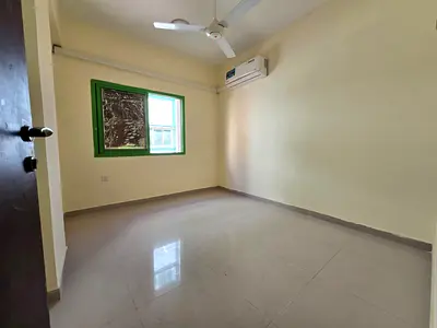 🏡 للإيجار السنوي شقة غرفتين وصالة في كورنيش عجمان  📍 الموقع: الكورنيش – ثاني صف قريب من فندق قصر باهي ودوار الحاكم  ✨ تفاصيل الشقة: • غرفتين وصالة ب