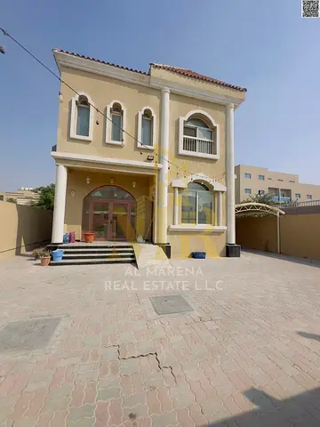 فيلا رائعة للبيع في عجمان،  طابقين وروف منطقة الروضة، بسعر مميز يشمل الكهرباء والماء والتكييف. تتميز هذه الفيلا الفاخرة بتصميم داخلي فاخر للغاية، مصمم