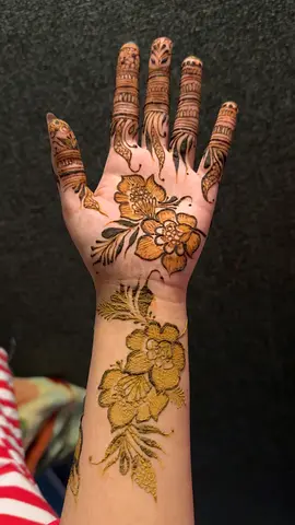 Henna artist