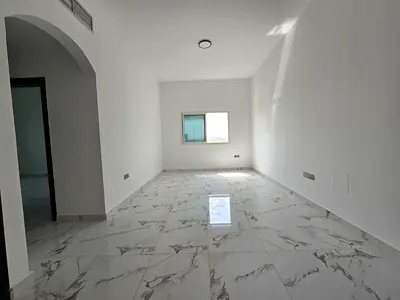 شقة مميزة للإيجار السنوي في موقع راقي قريب من الطرق الرئيسية وسهل المخرج لدبي والشارقة.