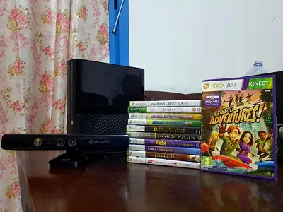 Xbox 360e + Kinect + Controller + 11 Games