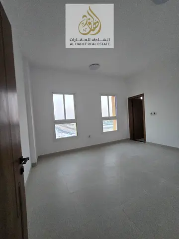 رصة مميزة للسكن في شقة جديدة بالكامل أول ساكن داخل بناية حديثة بتصميم عصري وتشطيبات عالية الجودة توفر الراحة والهدوء للعائلات. تقع الشقة في موقع استرا