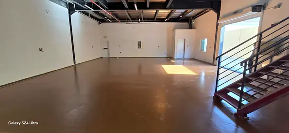 فرصة ذهبية! مستودع كبير بمساحة 4250 قدم مربع مع طابق نصفي متاح للإيجار في منطقة الجرف الصناعية 1